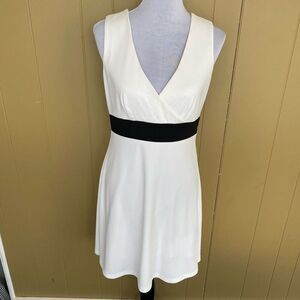 Moda International women 10 V-cut sleeveless lined midi dress black & white